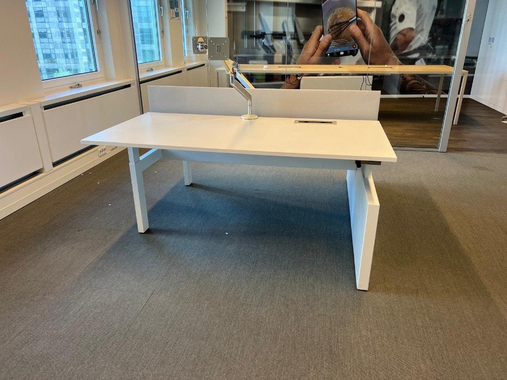 Foto 4 van Ahrend duo-bureau met slinger/kabelgoot 250€/st, 80st