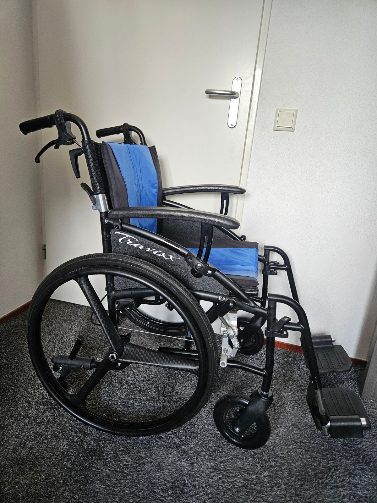 Travixx comfort lite pro lichtgewicht rolstoel, Diversen, Ophalen, Inklapbaar, Zo goed als nieuw, Duwrolstoel