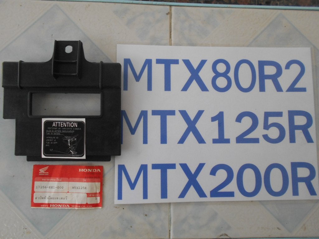 NOS Nieuwe Accu Deksel MTX80R2 - MTX125R/JD05 - MTX200R/MD07, Motoren, Verzenden
