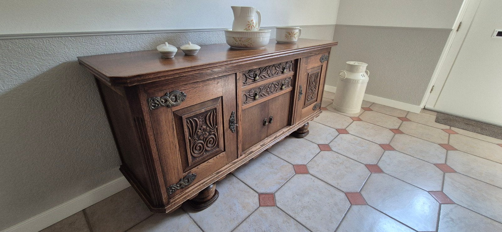 Massief eiken dressoir met houtsnijwerk – klassiek landelijk, Huis en Inrichting, Ophalen, Gebruikt, Eikenhout, Met lade(s)