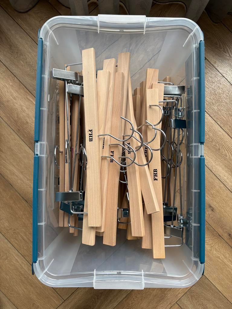 Houten knijp kledinghangers 50 st, Kleding | Dames, Kledinghangers, Ophalen, Zo goed als nieuw, Hout, Volwassenen