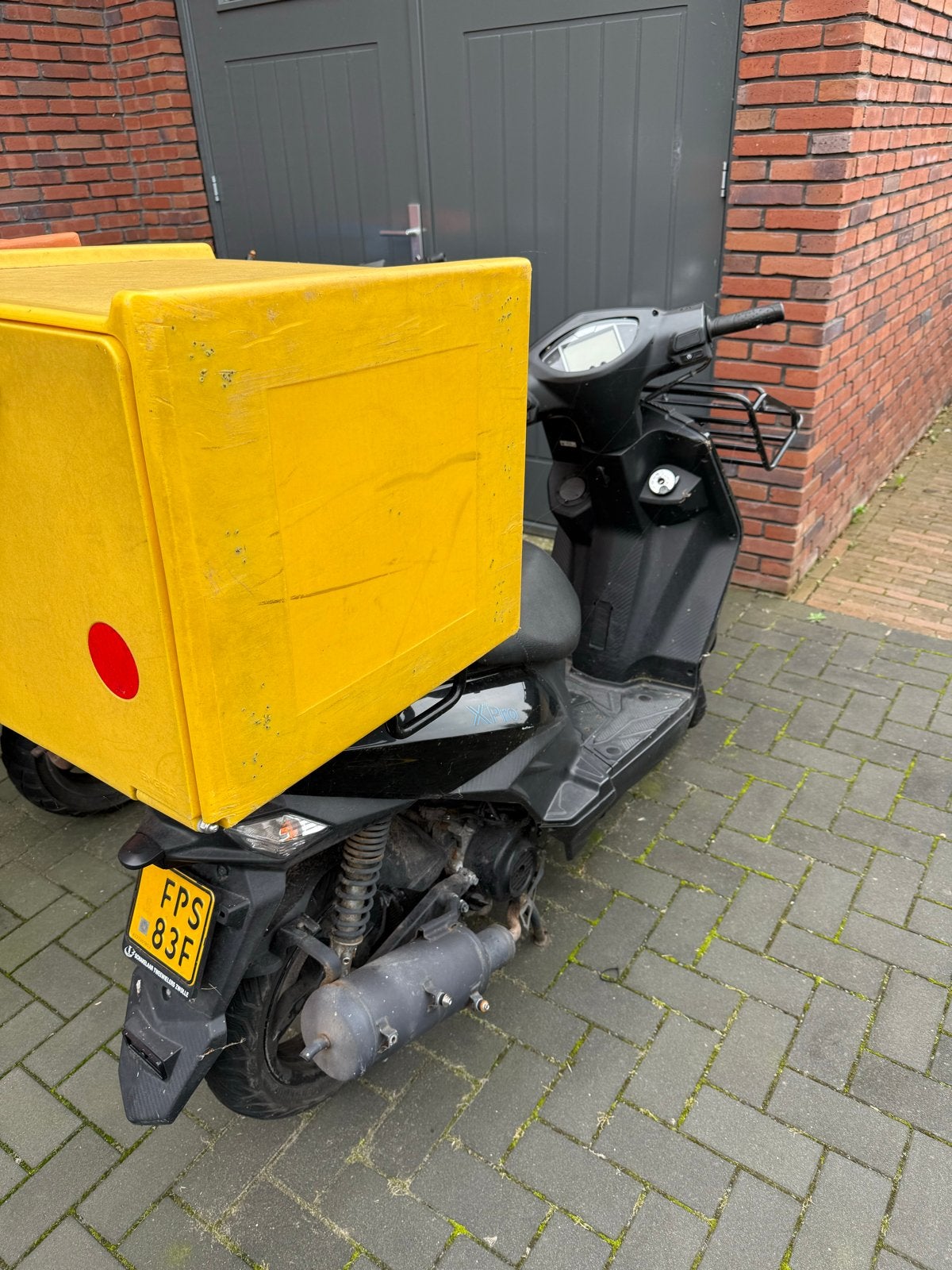 Sym Xpro bezorgscooter met gele bezorgbox, Fietsen en Brommers, Scooters | SYM, Ophalen, Gebruikt, Overige modellen, Maximaal 45 km/u