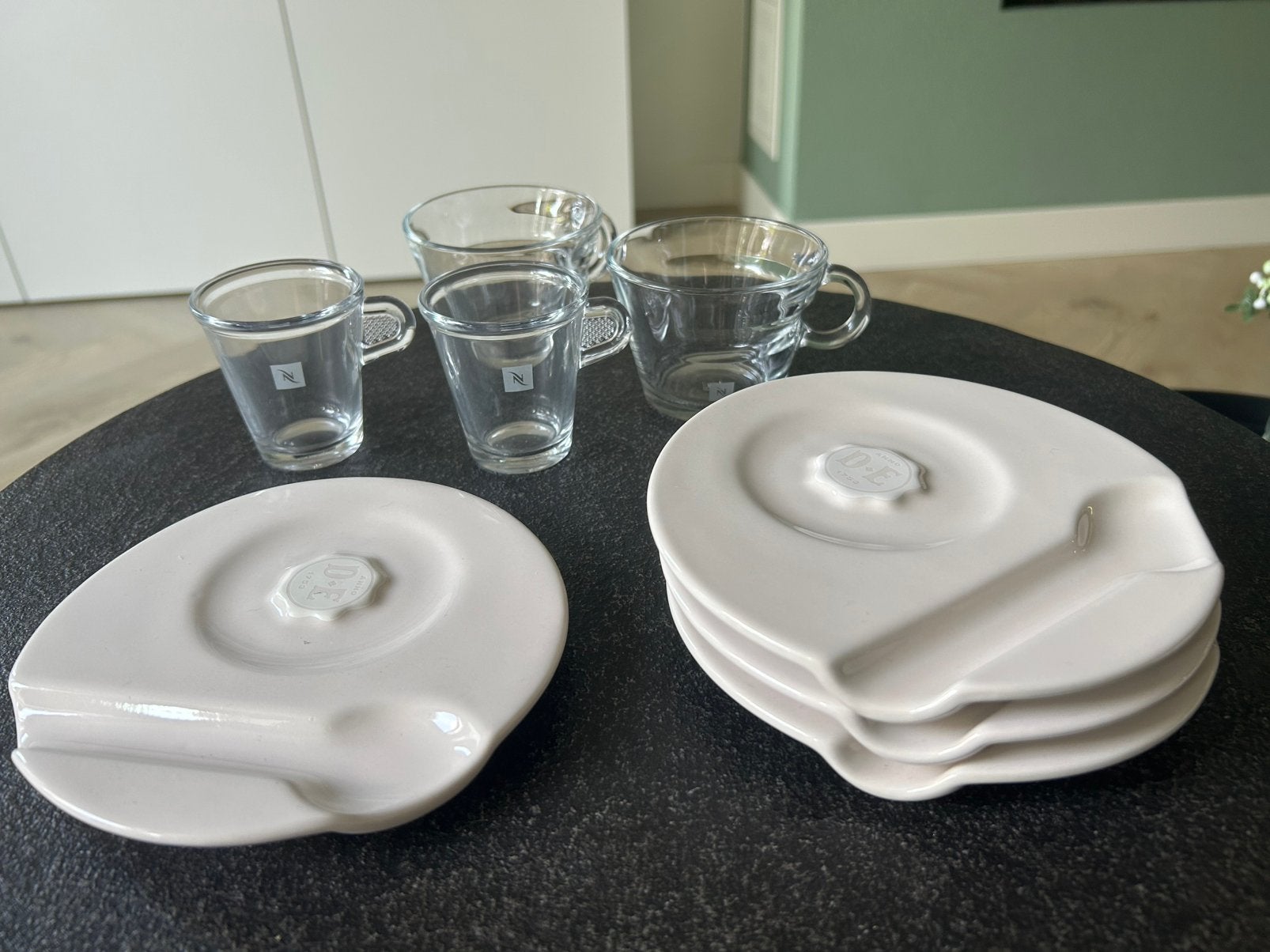 4 Nespresso kopjes + 4 DE schotels (gratis), Ophalen, Overige merken, Zo goed als nieuw, Overige stijlen