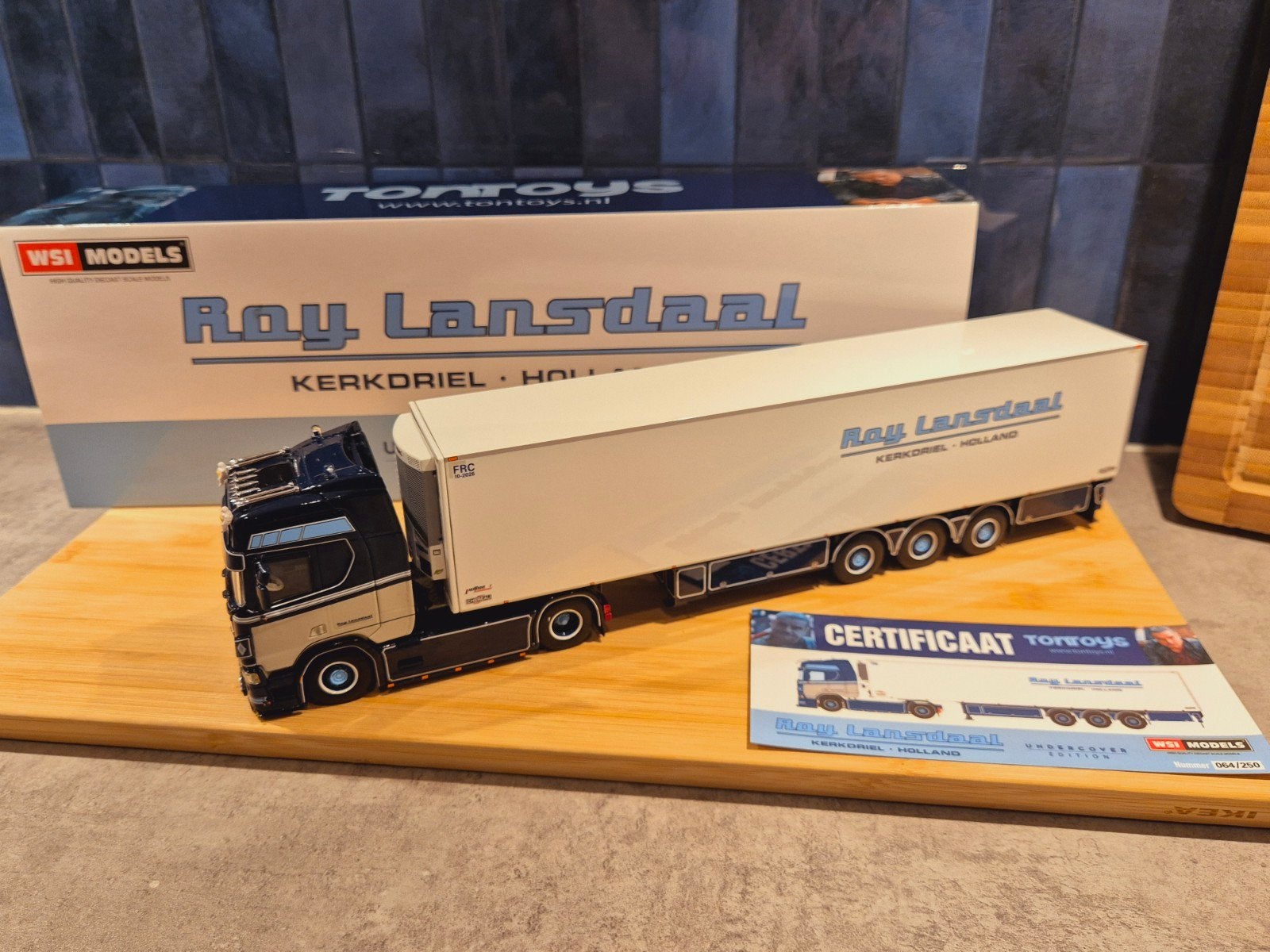 WSI Scania R Highline - Roy Lansdaal "Undercover Editie", Ophalen of Verzenden, Nieuw, Bus of Vrachtwagen, Wsi