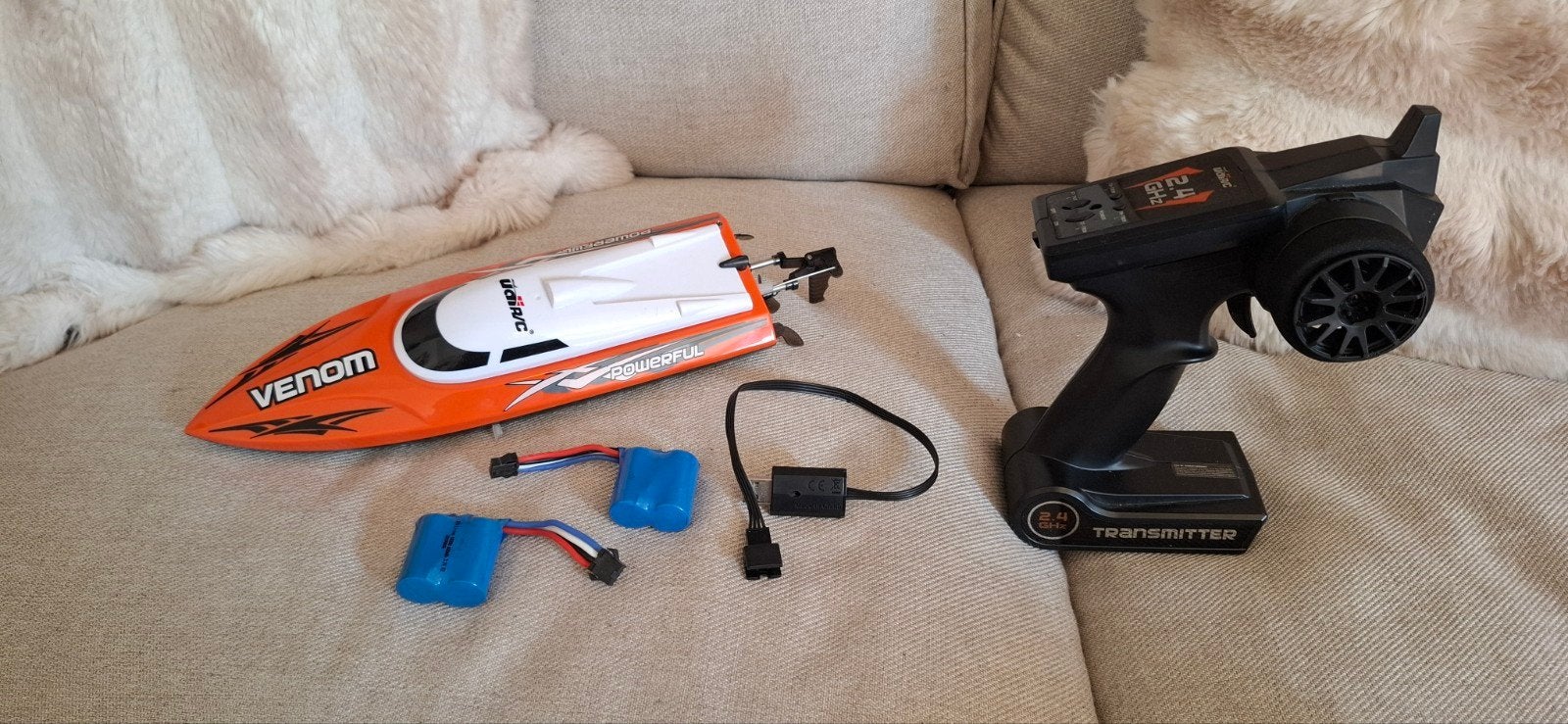 UDI RC Venom RC Boot met afstandsbediening en 2 accu's, Hobby en Vrije tijd, Modelbouw | Boten en Schepen, Ophalen, Gebruikt, Groter dan 1:32