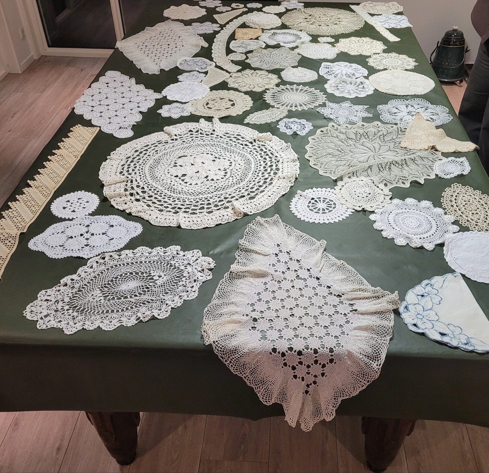 Grote collectie handgemaakte kanten kleedjes en onderzetters, Ophalen of Verzenden
