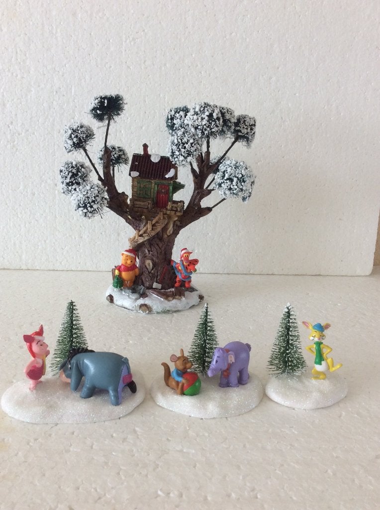 Disney Winnie de poeh - beeldje - kerstdorp - boomhut, Ophalen of Verzenden, Winnie de Poeh of vrienden, Zo goed als nieuw, Beeldje of Figuurtje