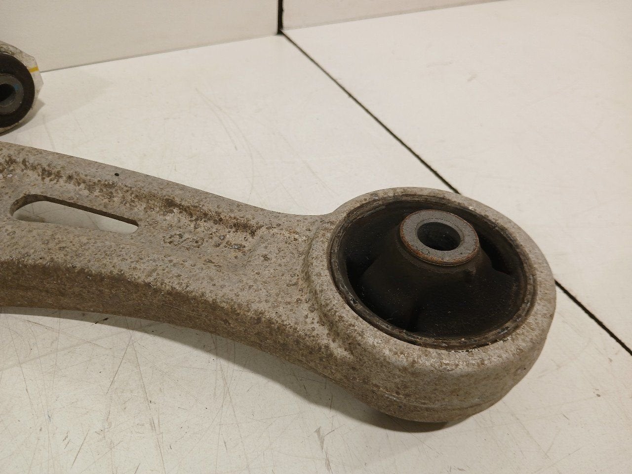 Draagarm links voor Hyundai Kona, Onderdelen@venauto.nl, Van der Ven Autorecycling B.V., Gebruikt, Ettenseweg 76, 4706 PB Roosendaal, The Netherlands