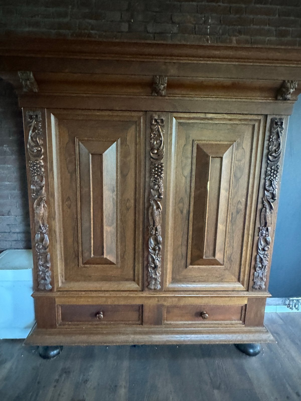 Antieke houten kast met mooi houtsnijwerk. Rankenkast, Ophalen