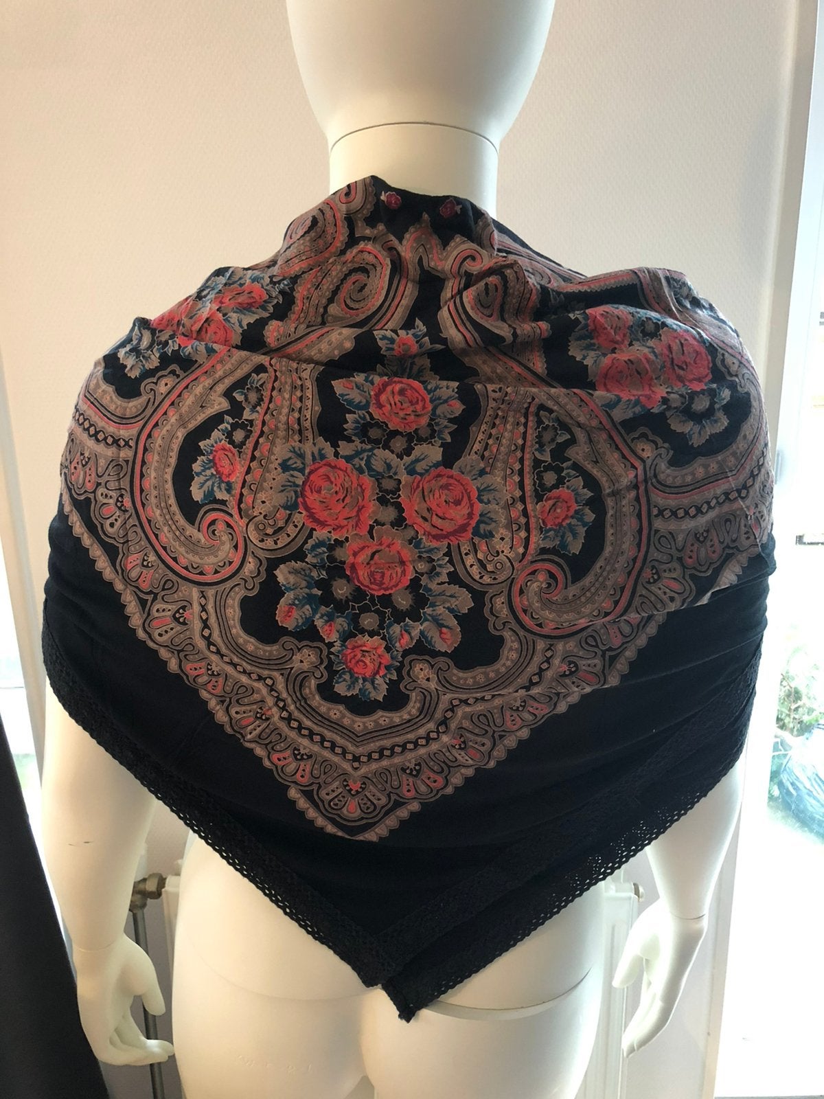 Vera Moda zwart shawl sjaal bloemen print, Kleding | Dames, Mutsen, Sjaals en Handschoenen, Verzenden, Zo goed als nieuw, Maat 46/48 (XL) of groter