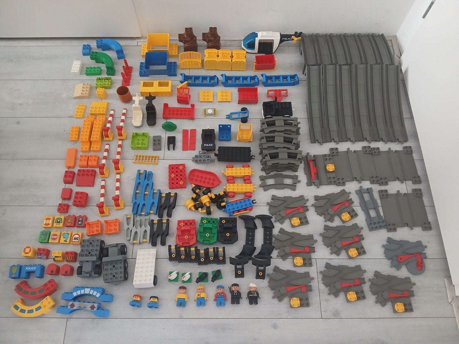 Grote hoeveelheid Duplo (lego) met treinrails en figuren, Ophalen of Verzenden, Gebruikt, Losse stenen, Duplo