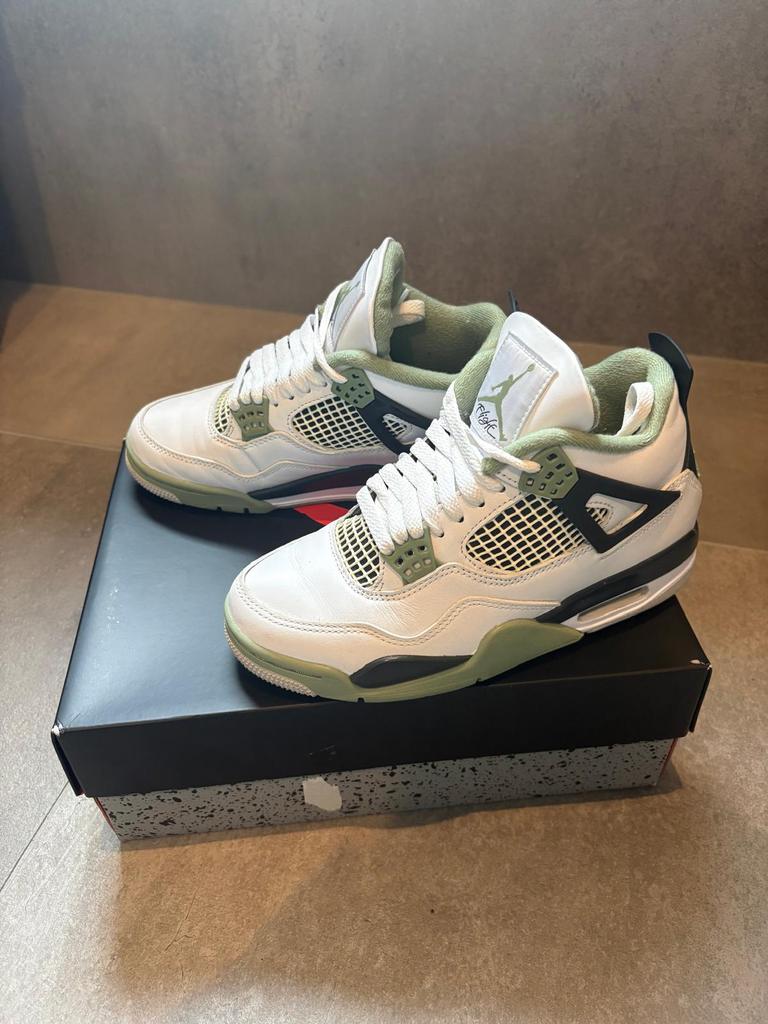 KOOPJE AIR Jordan 4 Retro Seafoam NIEUWSTAAT maat 36,5, Kleding | Dames, Schoenen, Nike Air Jordan, Wit, Ophalen of Verzenden