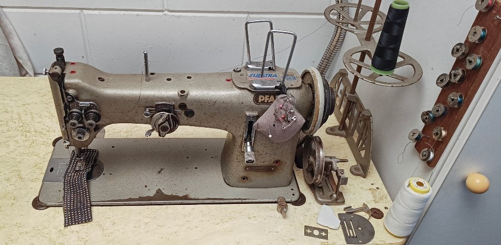 Pfaff 130 industriële naaimachine met tafel van kleermaker, Ophalen, Naaimachine, Industrieel, Gebruikt