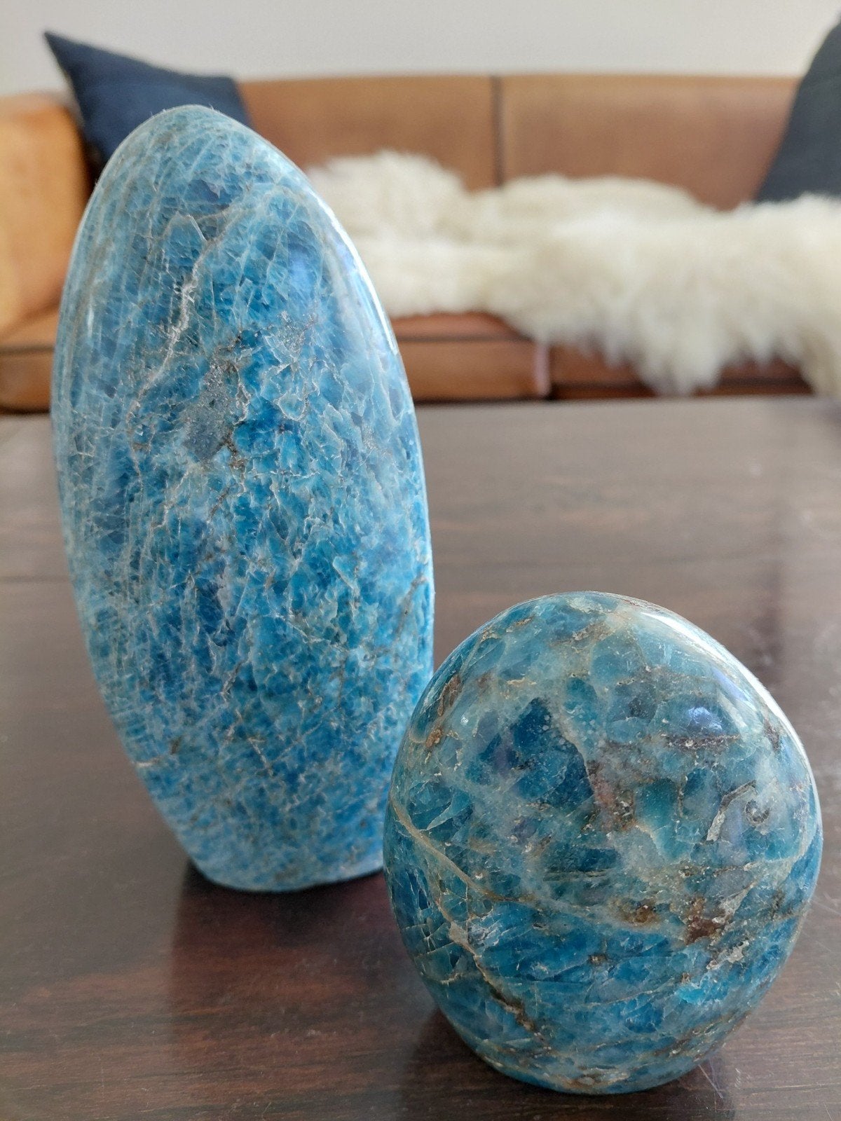 Apatite kristallen set: obelisk en bol (ca 17cm en 10cm), Ophalen of Verzenden, Zo goed als nieuw