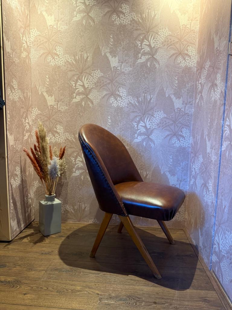 Leren stoeltjes, in goede staat. Per stuk, Huis en Inrichting, Stoelen, Gebruikt, Twee, Bruin, Vintage