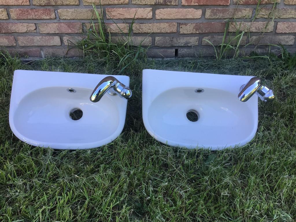 2 W.C. /toiletfonteintjes, Ophalen, Zo goed als nieuw