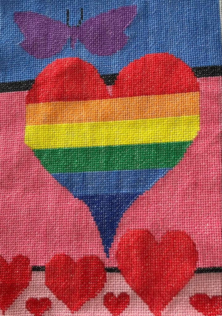 Handgeborduurd kunstwerk: Regenboog hart met vlinder, Ophalen of Verzenden, Zo goed als nieuw, Handborduren, Overige typen