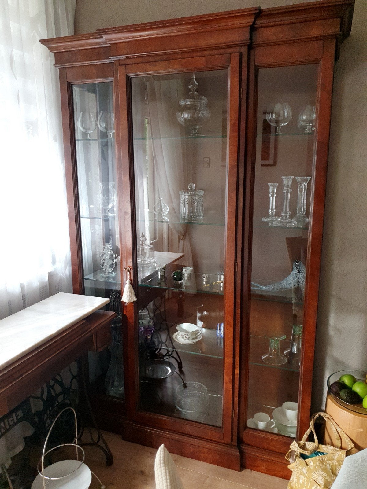Selva Vitrinekast - Klassiek Houten Pronkstuk met Glas, Met deur(en), 100 tot 150 cm, Ophalen of Verzenden, Zo goed als nieuw