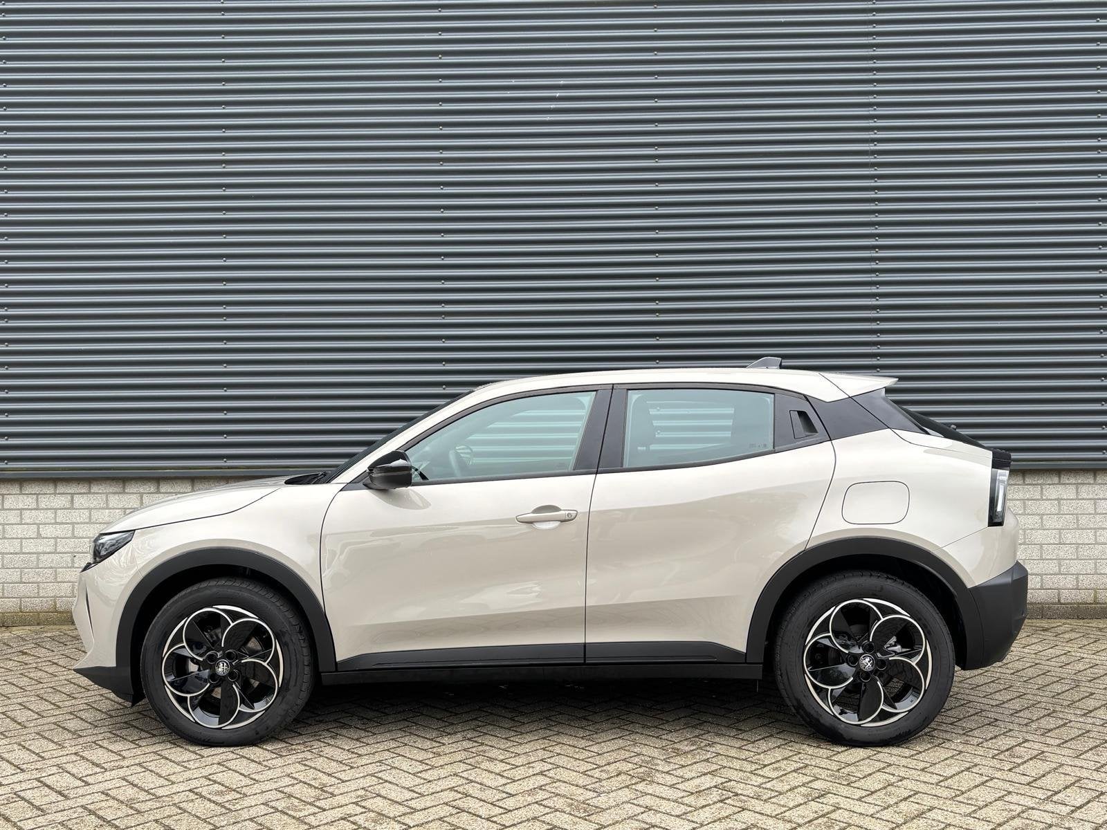 Alfa Romeo Junior 54 kWh 156pk Elettrica | Adaptieve Cruise, 413 km, Stof, 1520 kg, Beige