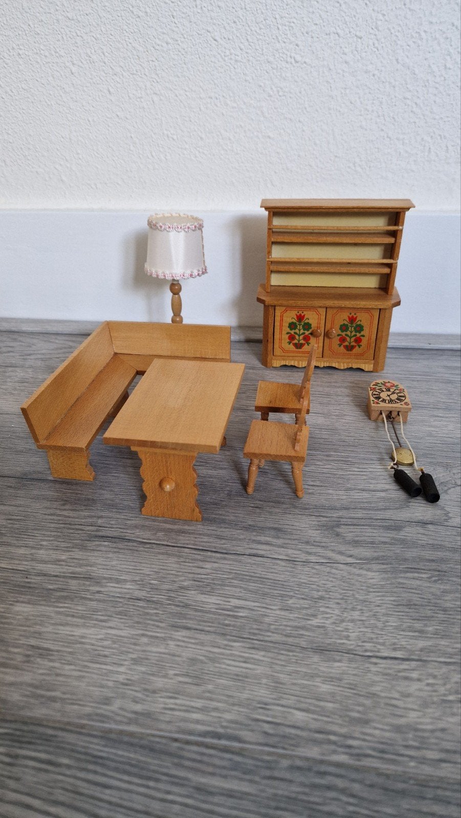 Houten poppenhuis eethoek, kast, lamp en klok, Ophalen of Verzenden, Zo goed als nieuw, Poppenhuis