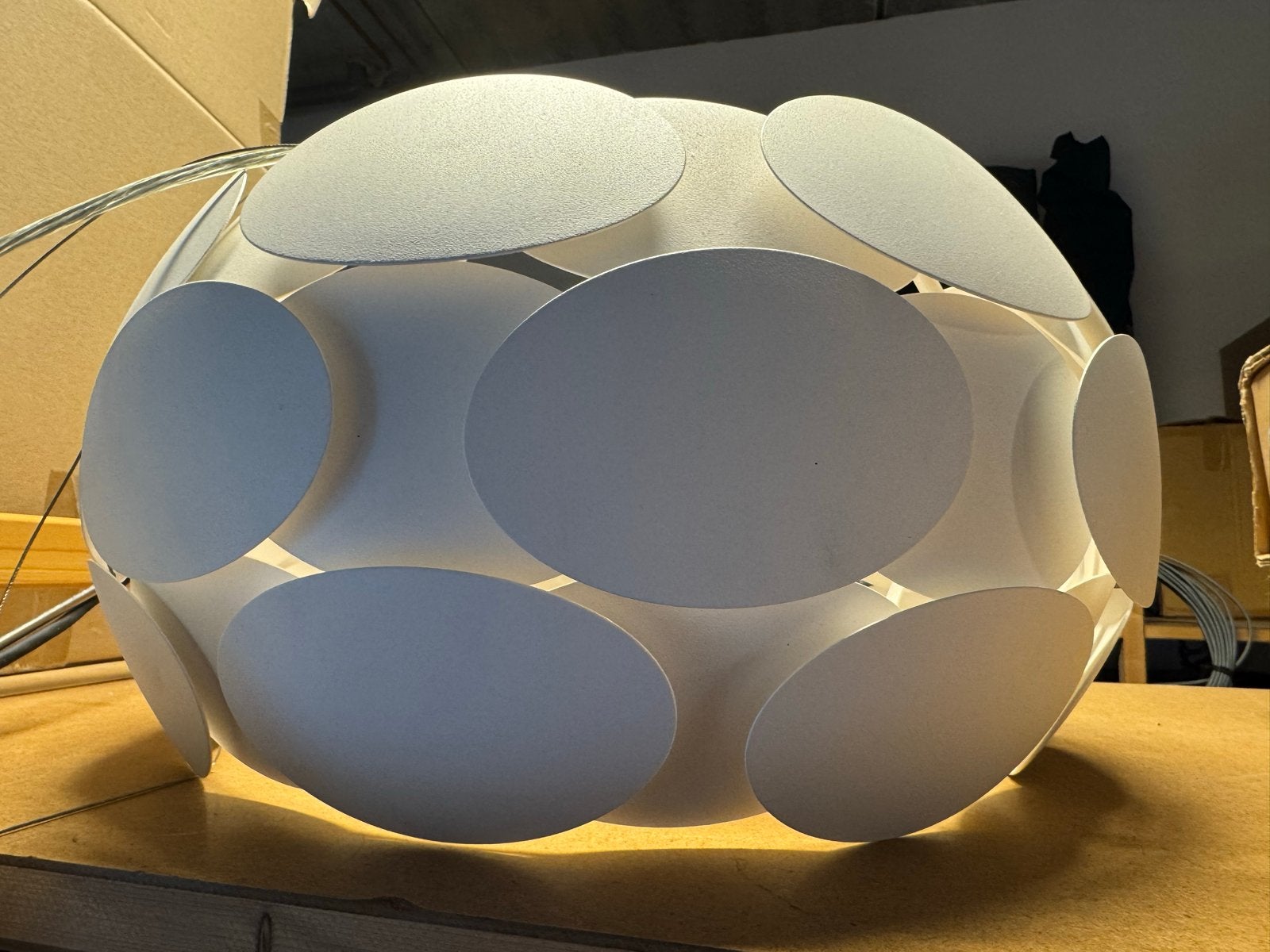Deaign moderne metalen witte hanglamp met bloemblad motief, Ophalen, Gebruikt, Metaal, 50 tot 75 cm