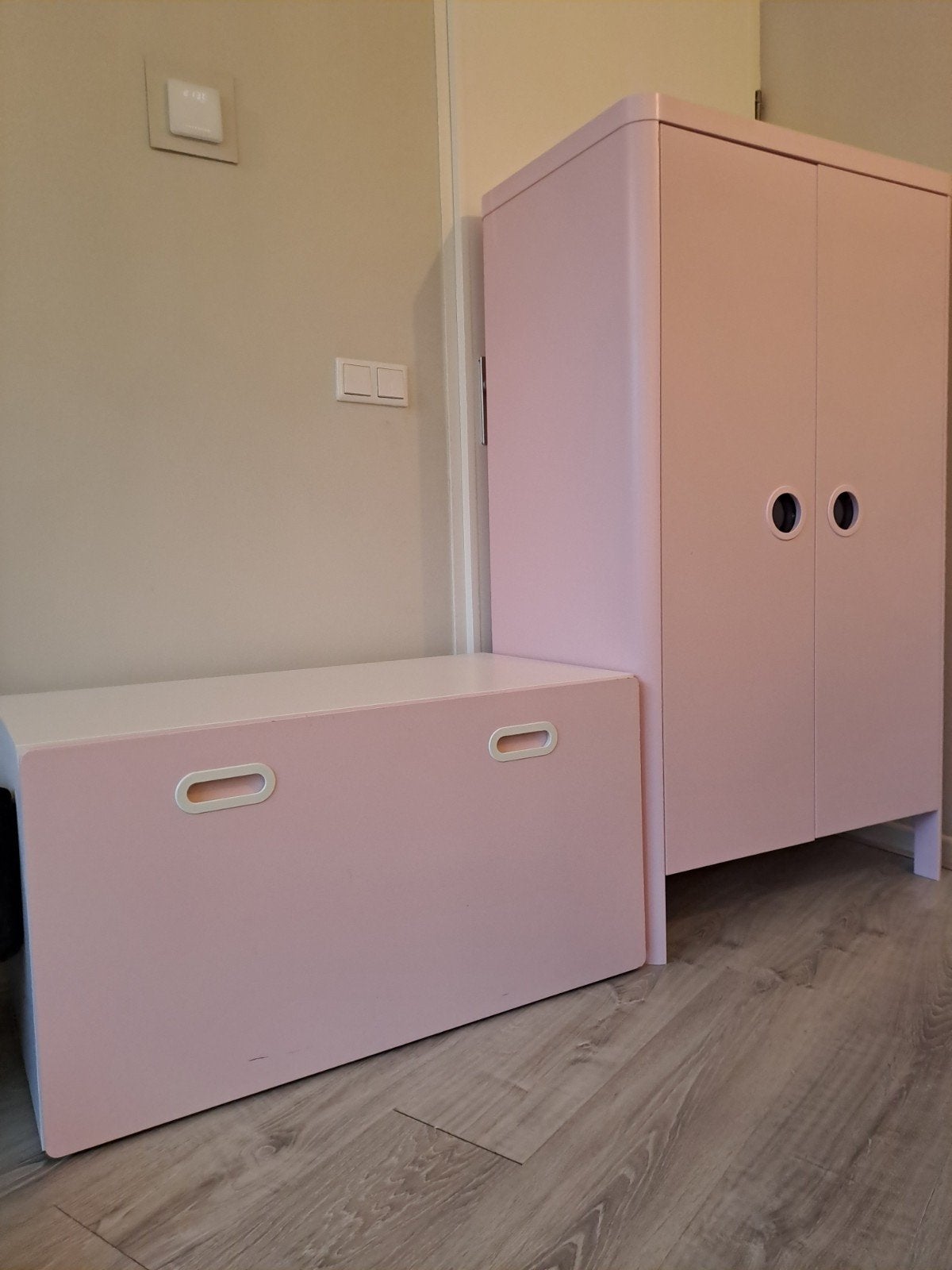 Roze ikea kinderkast en opbergkist voor kinderkamer, Kinderen en Baby's, Kinderkamer | Commodes en Kasten, Ophalen