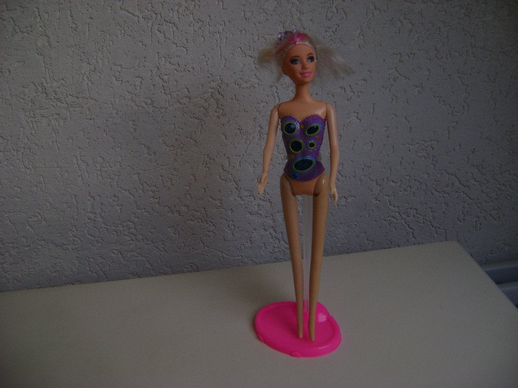 barbie met vast pakje aan en roze strook in haar met licht, Ophalen of Verzenden, Zo goed als nieuw, Barbie