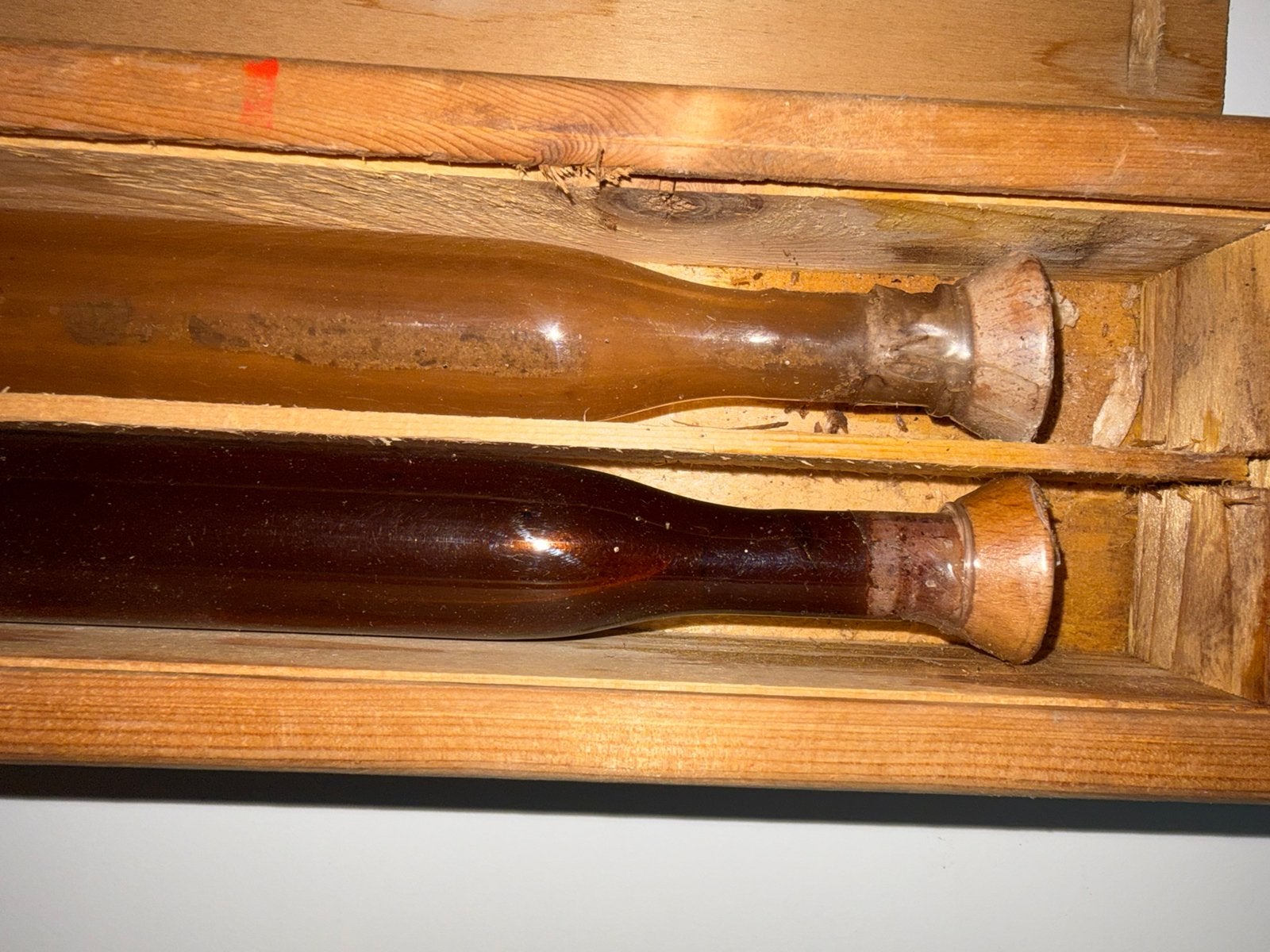 Twee originele unieke wijntubes “98/99” in houten kist, Ophalen, Frankrijk, Zo goed als nieuw, Rode wijn