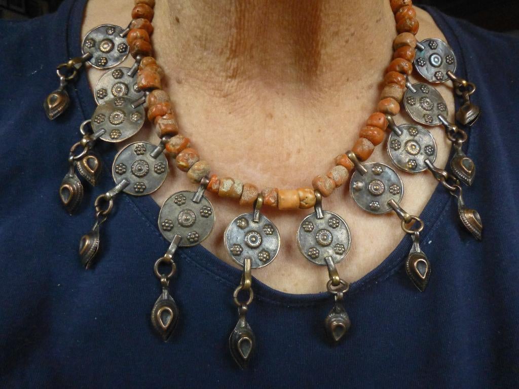Antiek Etnisch Collier natuurlijk Bloedkoraal en Pampels, Verzenden, Brons, Ketting, Met edelsteen