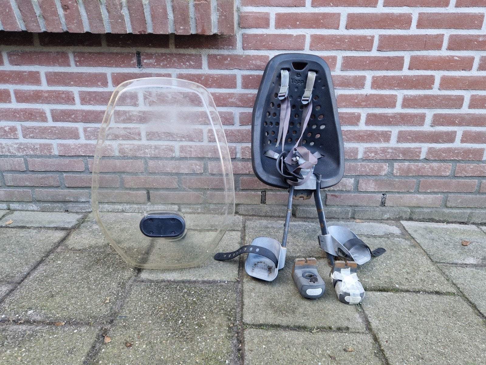 Yepp Mini fietsstoeltje met windscherm, 2 adapters, Ophalen, Yepp, Gebruikt, Voetsteuntjes