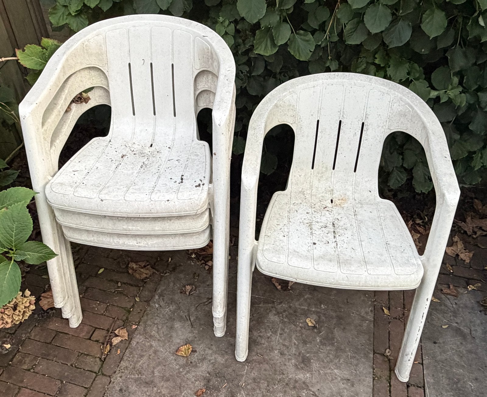 4 plastic tuinstoelen wit gratis, Ophalen, Gebruikt, Plastic
