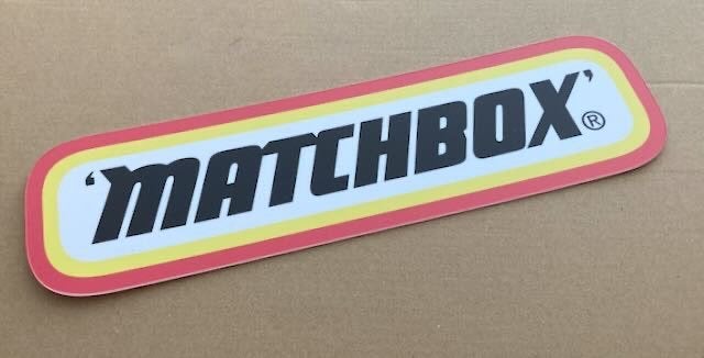 Matchbox logo reclamebord 1+- 34x10 cm  kunststof, Ophalen of Verzenden, Reclamebord