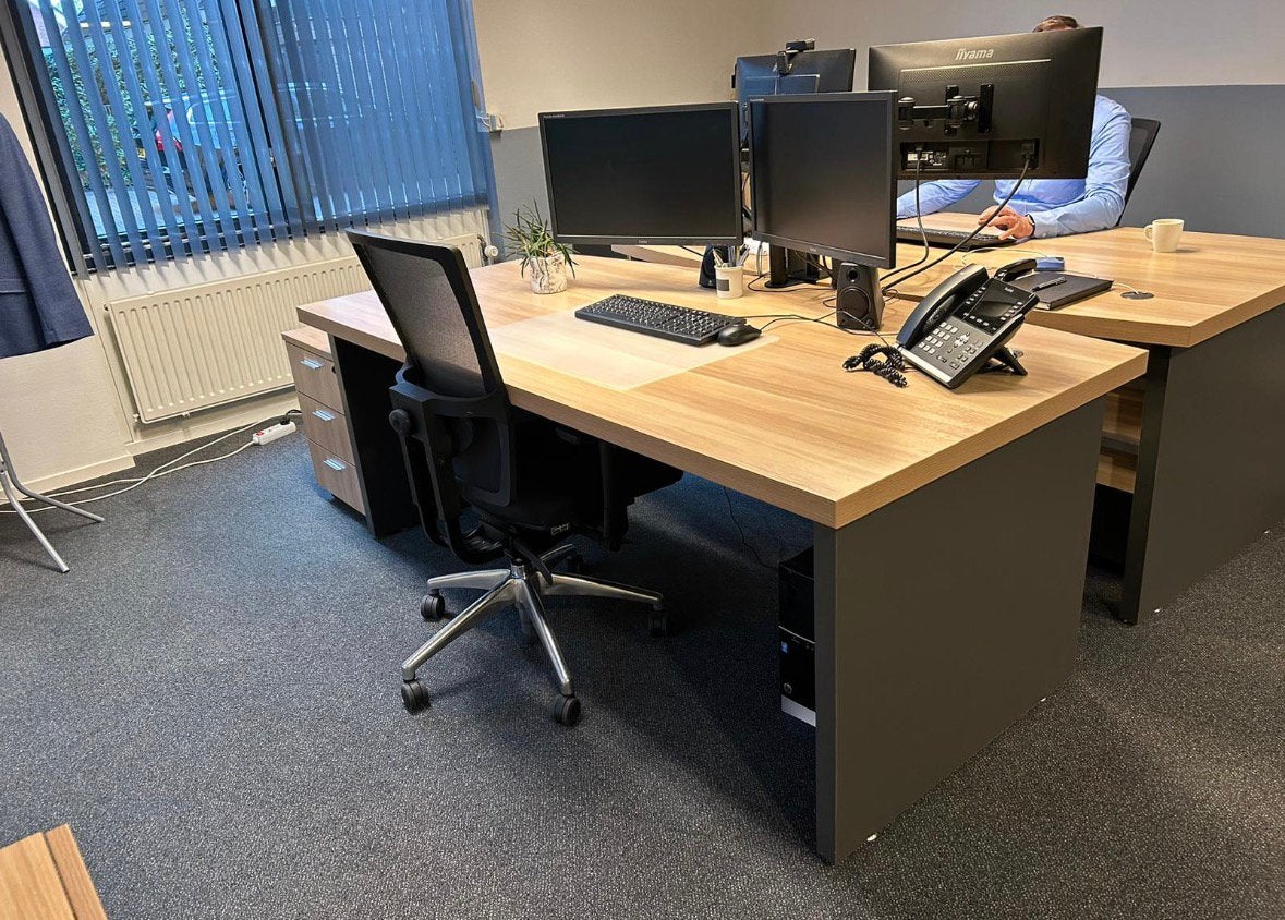 Twee bureaus, Ophalen, Gebruikt, Spaanplaat of MDF, 100 cm