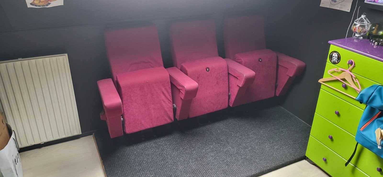 3 originele Pathé Groningen bioscoopstoelen met bodemplaat, Huis en Inrichting, Ophalen, Hout, Gebruikt, Drie