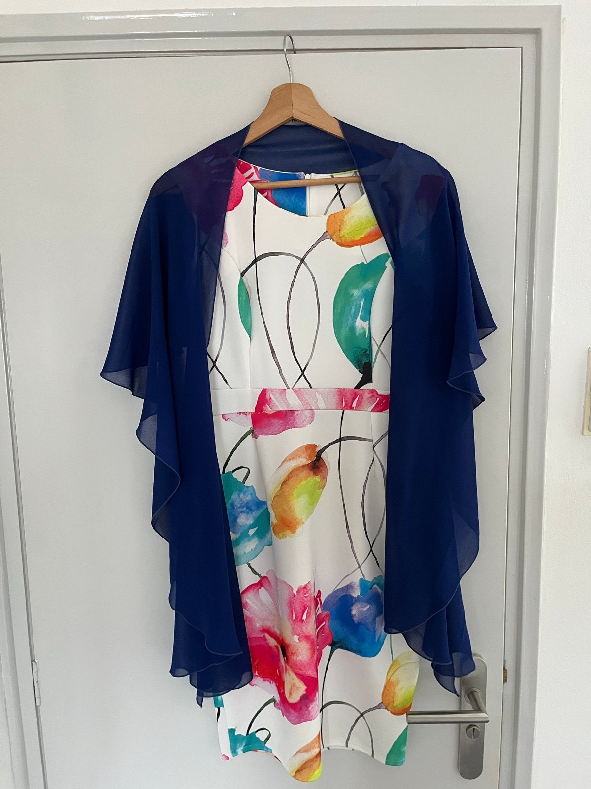 jurk met bloemenprint en bijpassende stola, Maat 38/40 (M), Meerkleurig, Ophalen of Verzenden, Zo goed als nieuw
