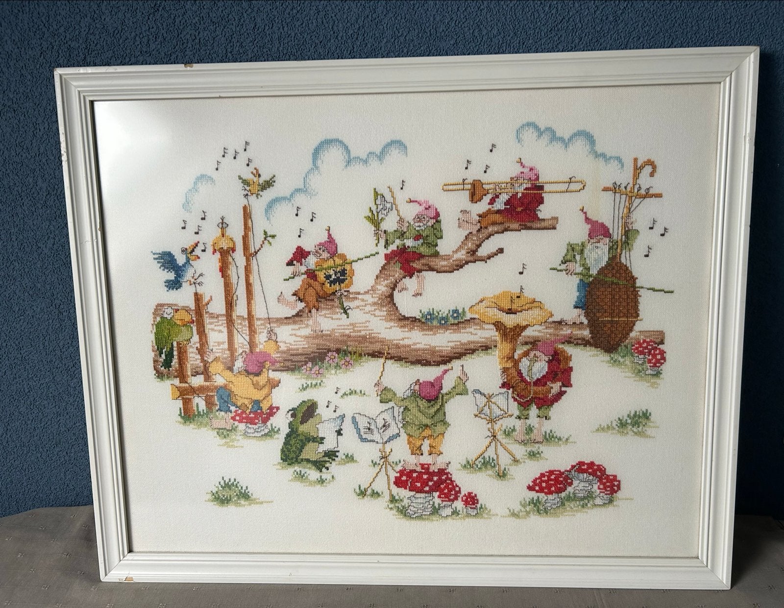 Handgeborduurd schilderij: Vrolijk kabouterorkest, 50 – 75, Minder dan 50 cm, Gebruikt, Ophalen of Verzenden