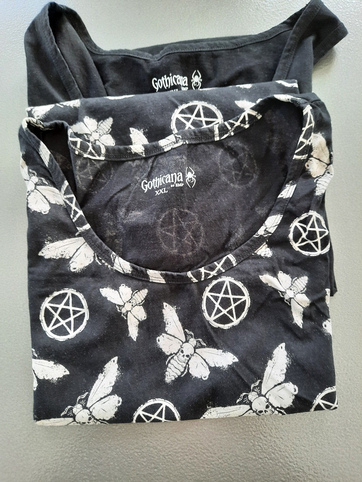 2 Gothicana topjes XXL: motten/pentagram & effen zwart, Ophalen of Verzenden