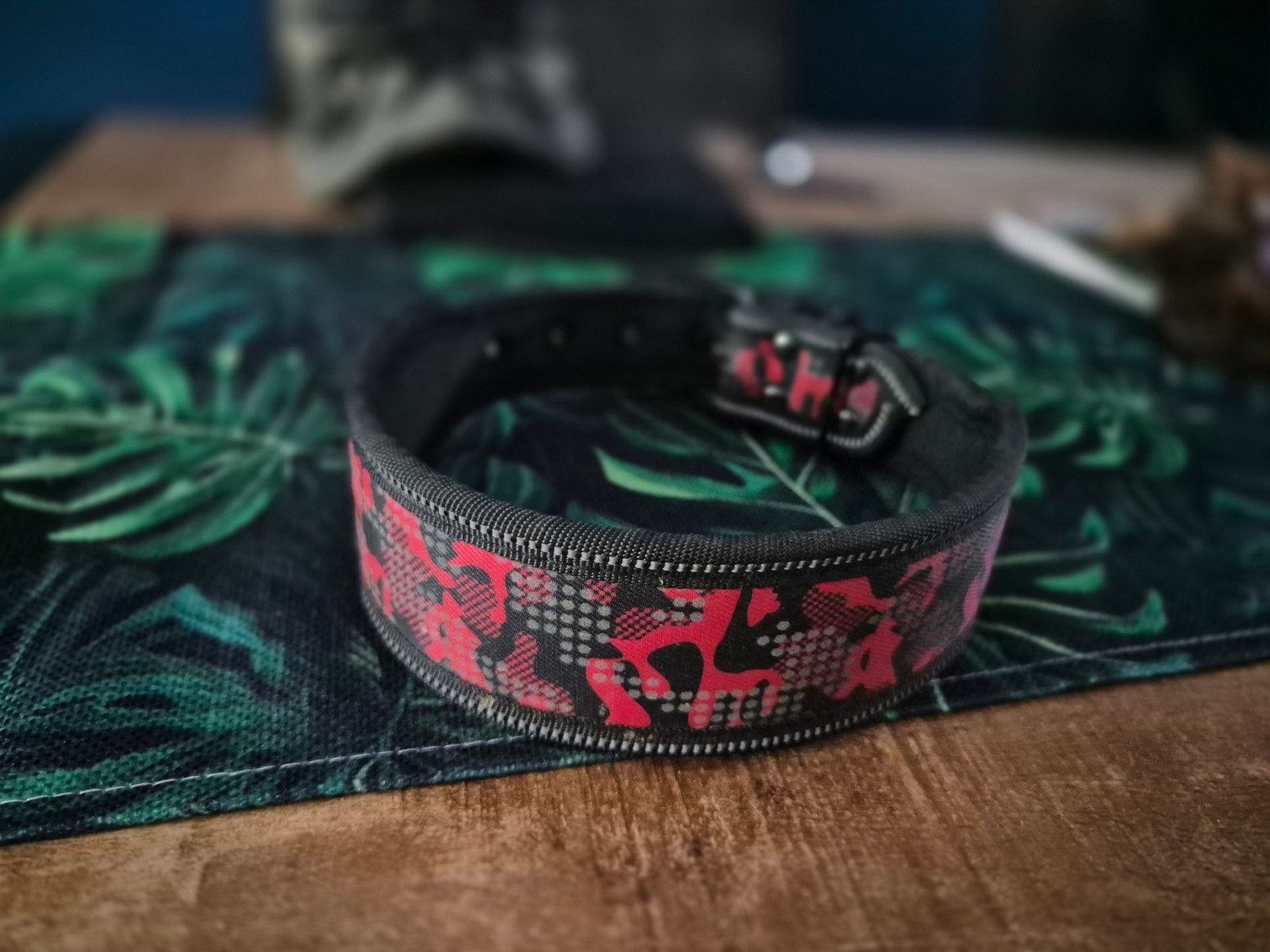 Brede Hondenhalsband – Rood Camouflage L, Dieren en Toebehoren, Ophalen of Verzenden, Gebruikt