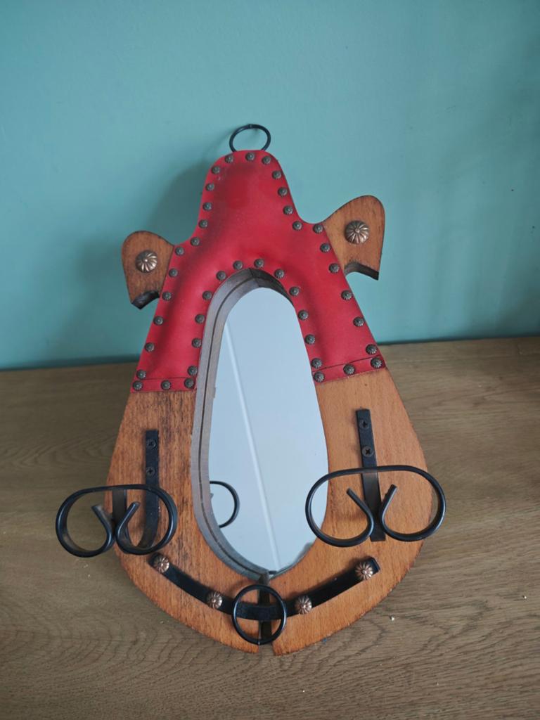 Oud spiegeltje met kapstokhaken en leeraccenten, Ophalen of Verzenden
