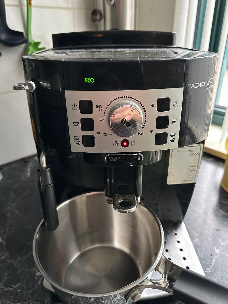 DeLonghi Magnifica S (ECAM 22.110.B) voor onderdelen/klusser, Gebruikt, Verzenden, Koffiemachine, 2 tot 4 kopjes