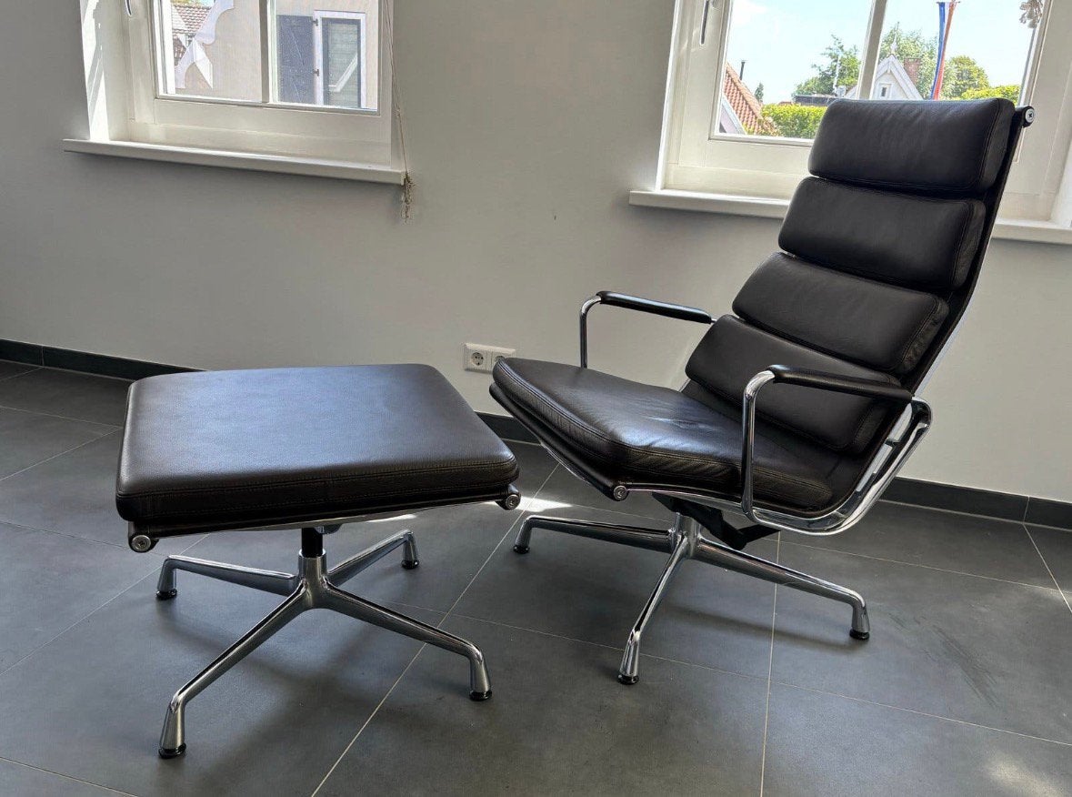 Vitra EA 222 lounge chair + 223 ottoman premium brown leder, Huis en Inrichting, Banken | Voetenbanken en Poefen, Vitra, Info@micheldethouars.nl