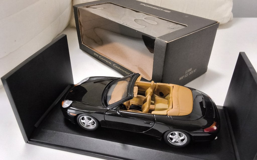 1/18 Porsche 911 Carrera Cabriolet  ( 996 ) dealerdoos, Ophalen of Verzenden, Zo goed als nieuw, Auto, UT Models