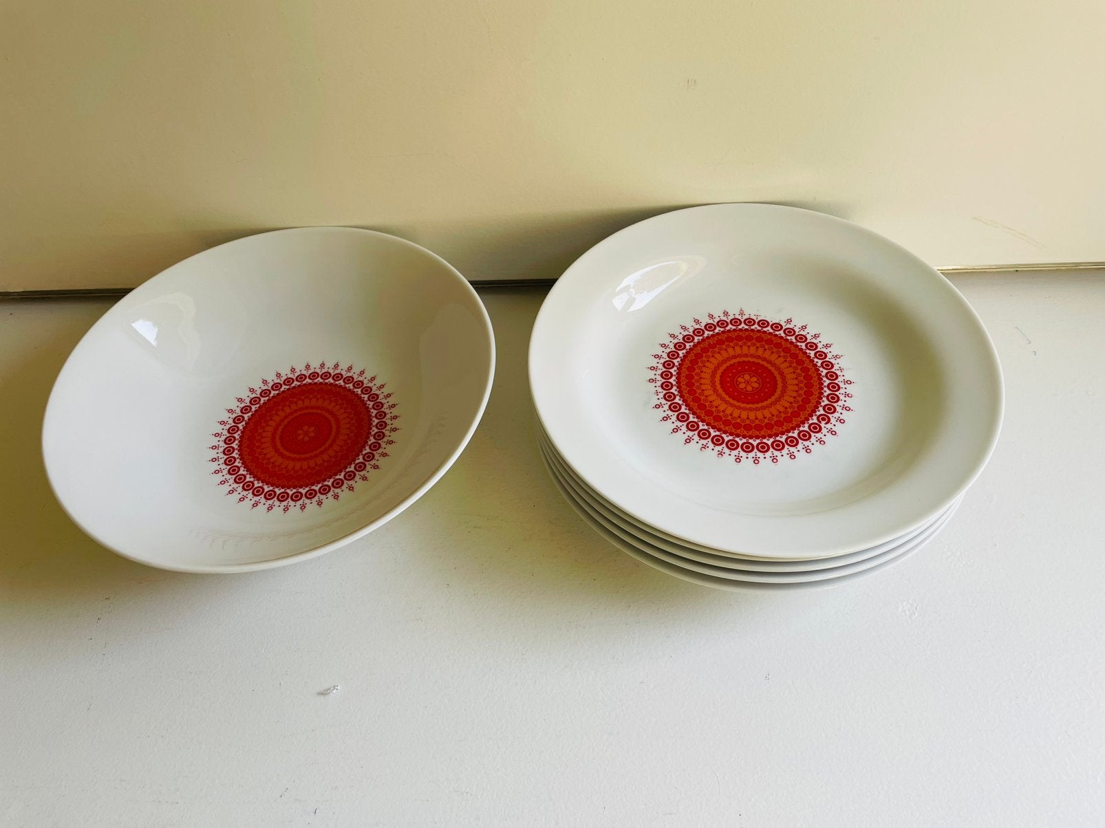 Retro servies 5 borden &schaal.  Bacaria, Ophalen of Verzenden, Porselein, Overige stijlen, Bord(en)