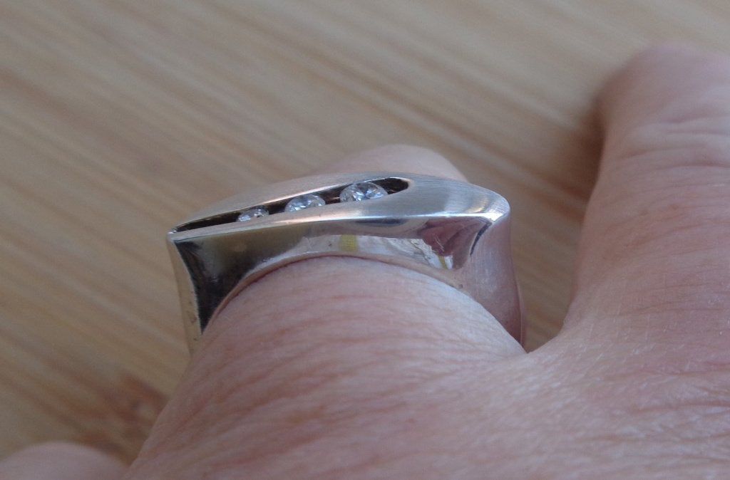 zilveren design ring met drie heldere steentjes [722], Met kristal, 18 tot 19, Verzenden, Zo goed als nieuw