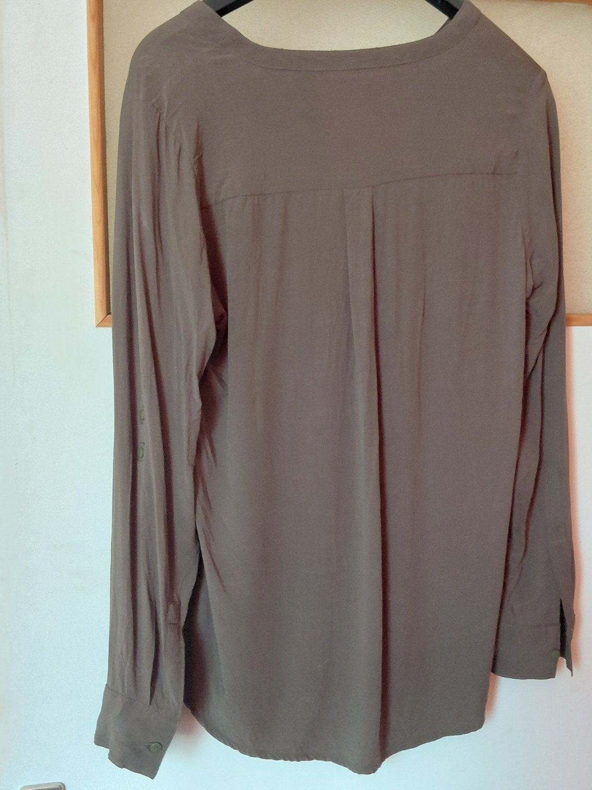 T.K.A leuke blouse maat L kleur legergroen z g a n €15., Ophalen, Zo goed als nieuw, Maat 38/40 (M), Groen
