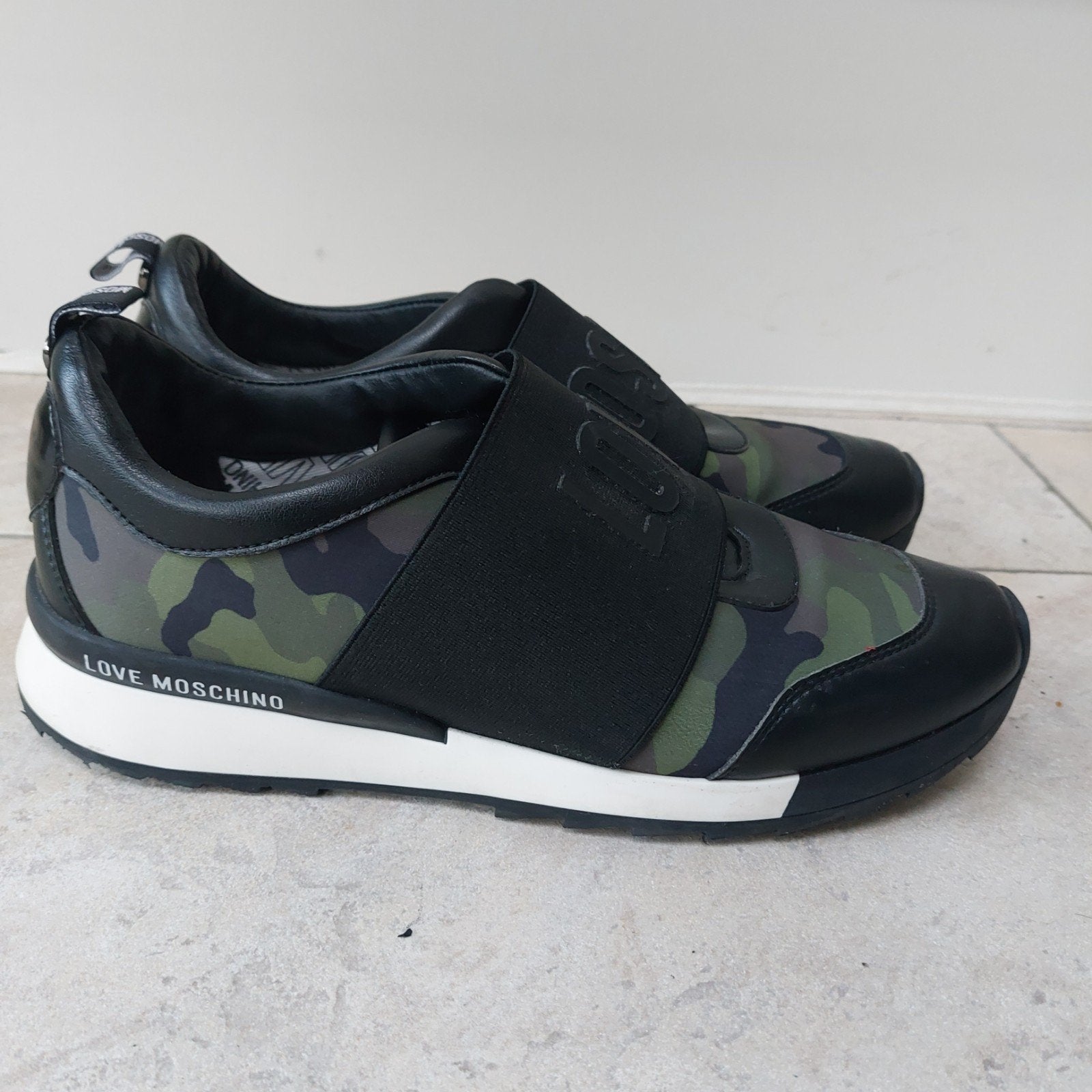 Love Moschino camouflage instappers maat 40, Kleding | Dames, Schoenen, Love Moschino, Instappers, Ophalen of Verzenden, Zo goed als nieuw