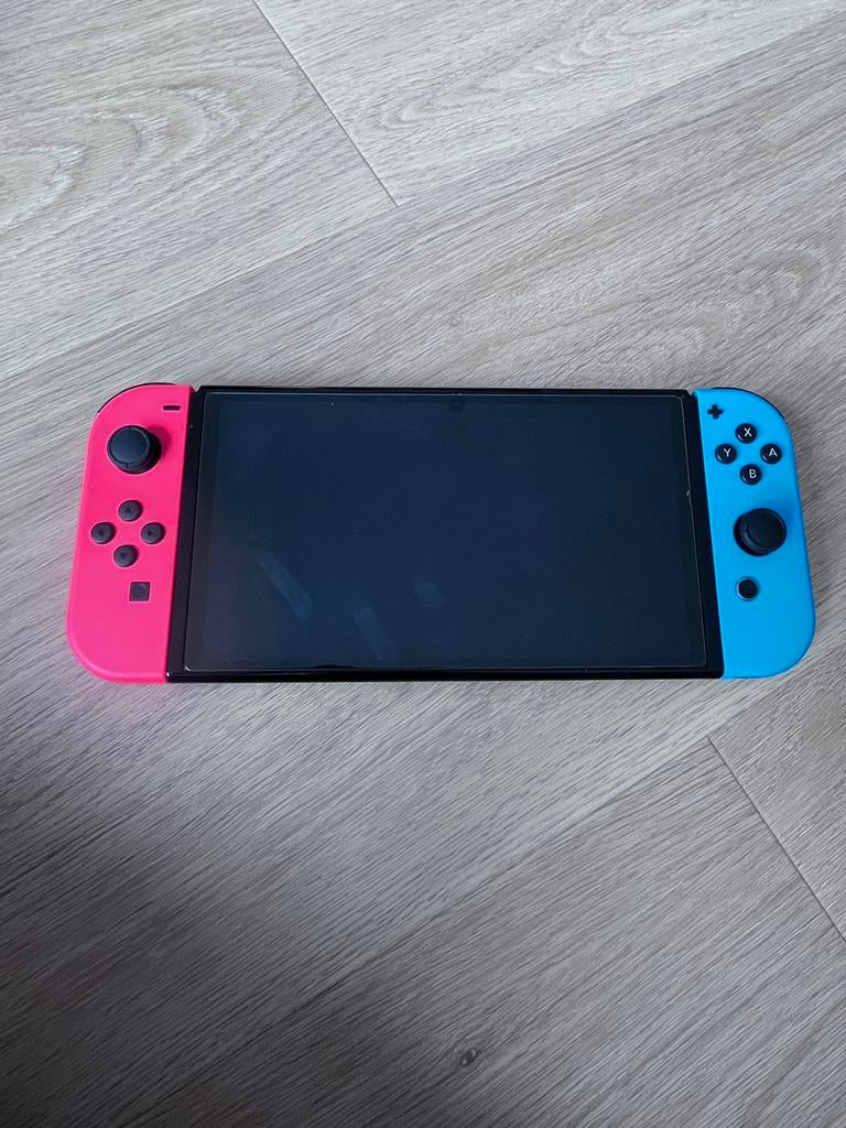 Nintendo Switch OLED met extra controllers en accessoires, Ophalen of Verzenden, Zo goed als nieuw, Switch, Overige controllers