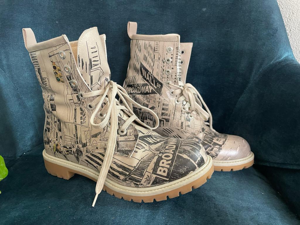 Vegan Dogo laarsjes Broadway opdruk - Maat 38, Kleding | Dames, Ophalen of Verzenden, Zo goed als nieuw, Overige kleuren, Lage of Enkellaarzen