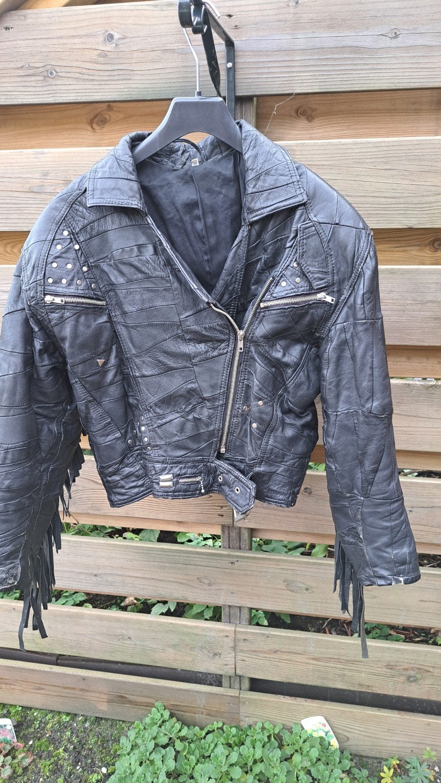 Stoer Zwart Leren Dames Jasje met Franjes en Studs, Ophalen of Verzenden, Gedragen, Maat 38/40 (M), Zwart
