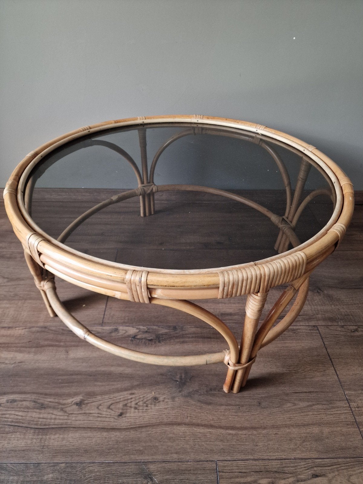 Vintage rotan tafel met glasplaat rookglas, Ophalen, Rond, Zo goed als nieuw, 75 cm of meer